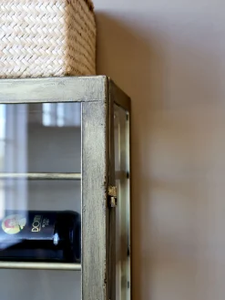 Industrial Weinregal Laurent Metallkorpus und Glas Antik-Gold für 26 Flaschen