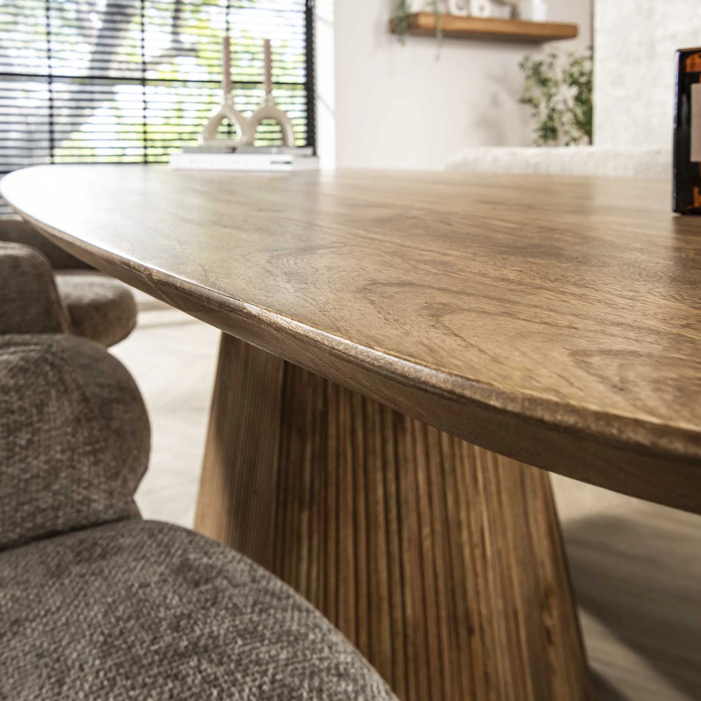 Retro Esstisch Mangoholz Wave 215 cm oval gerilltes konisches Bein