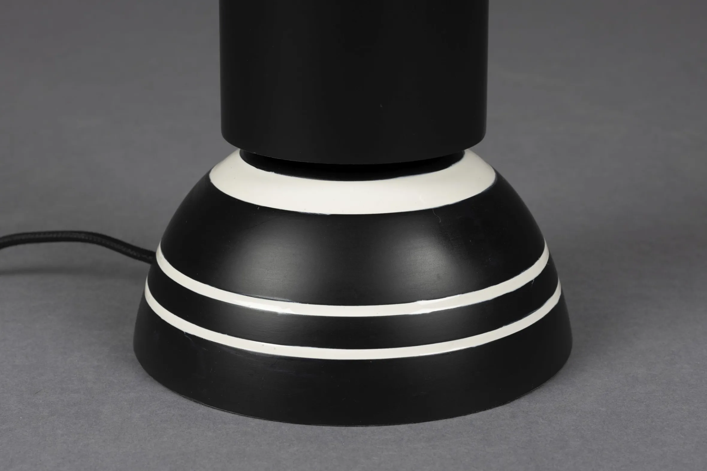 Retro Tischlampe Virgil Schwarz Weiß 60 cm