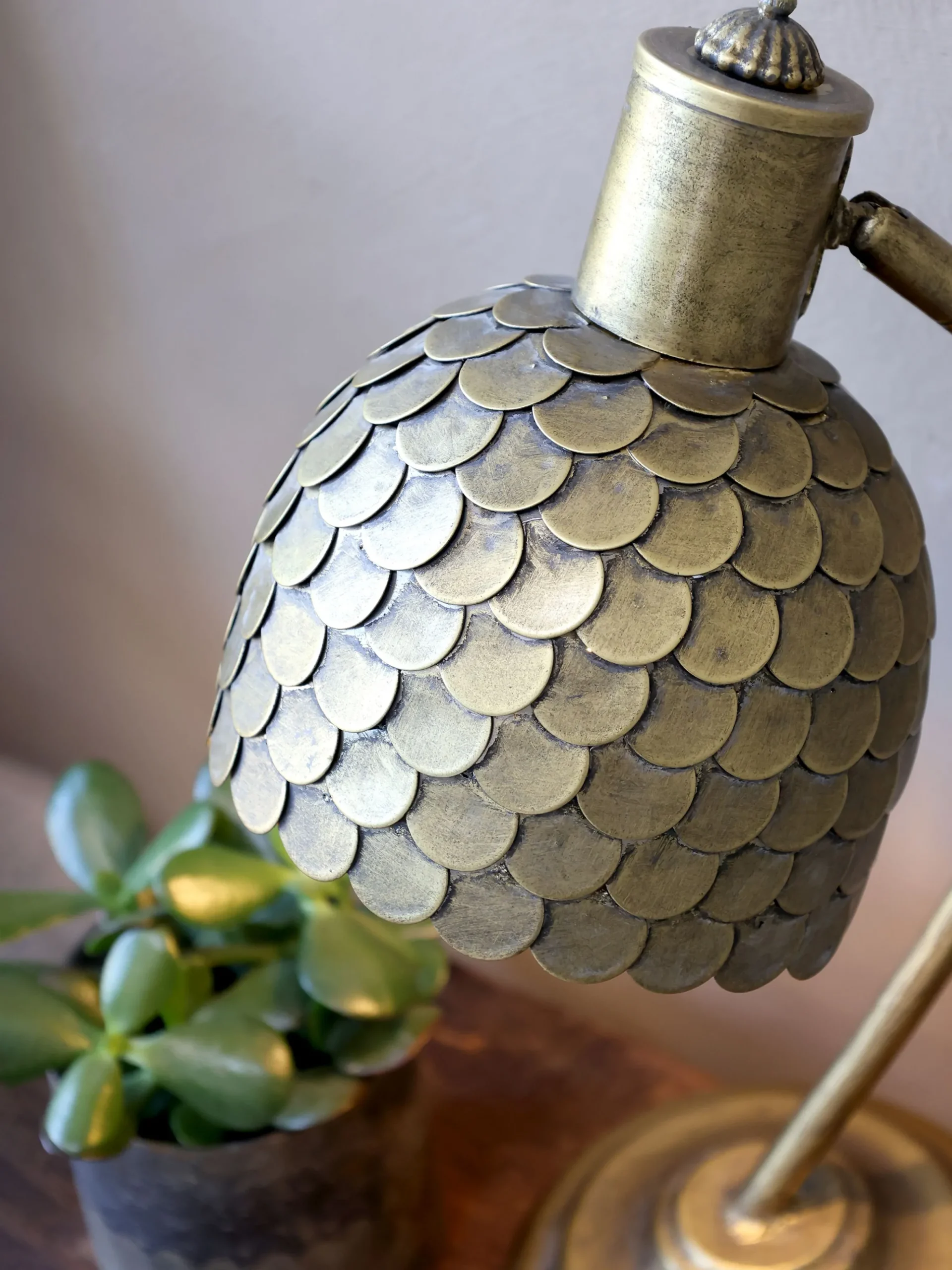Schreibtischlampe Dragon Scales Metall in Antik Messing Tischlampe