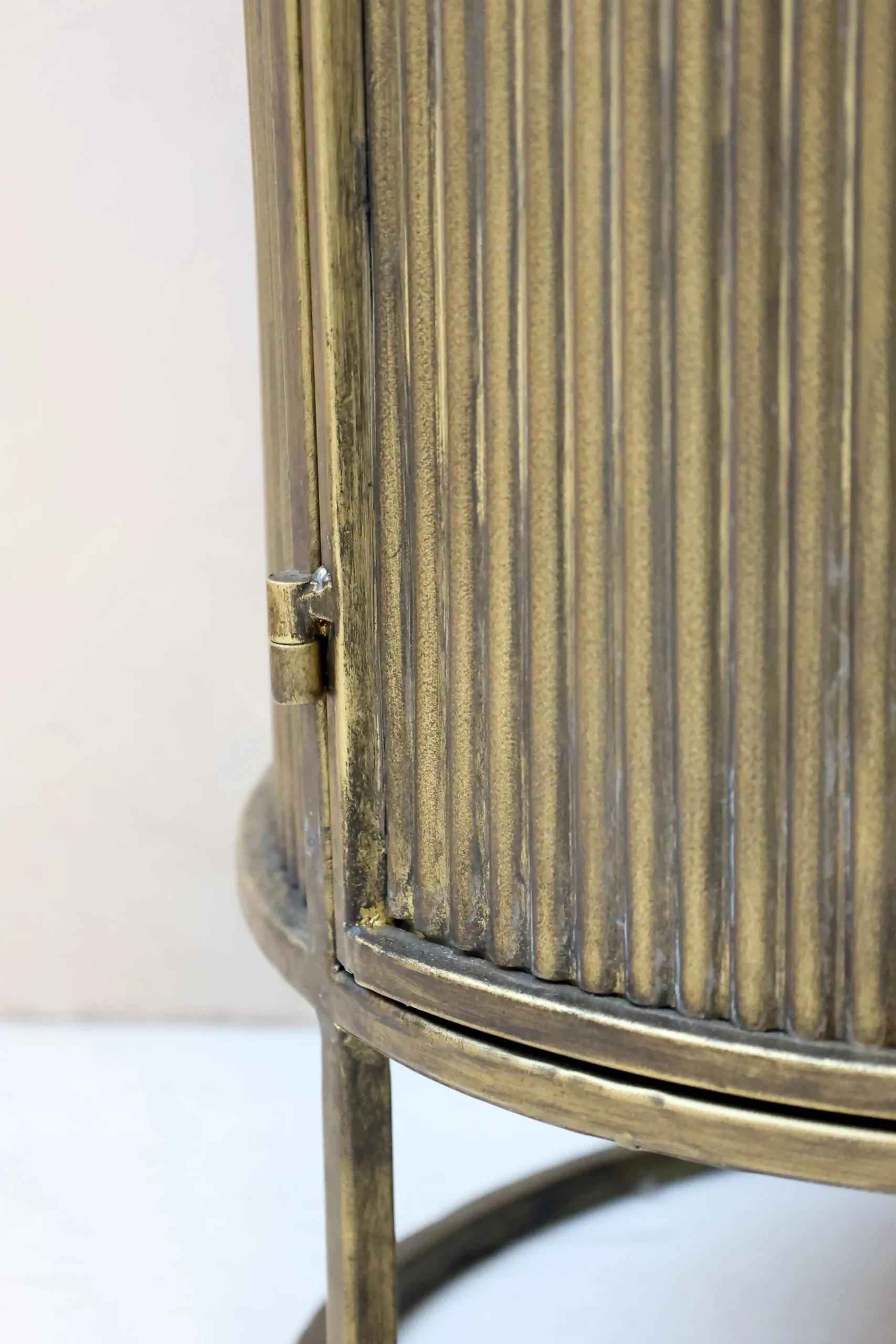 Vintage Beistelltisch Nachttisch Remi Rillenoptik Metall Antik-Messing