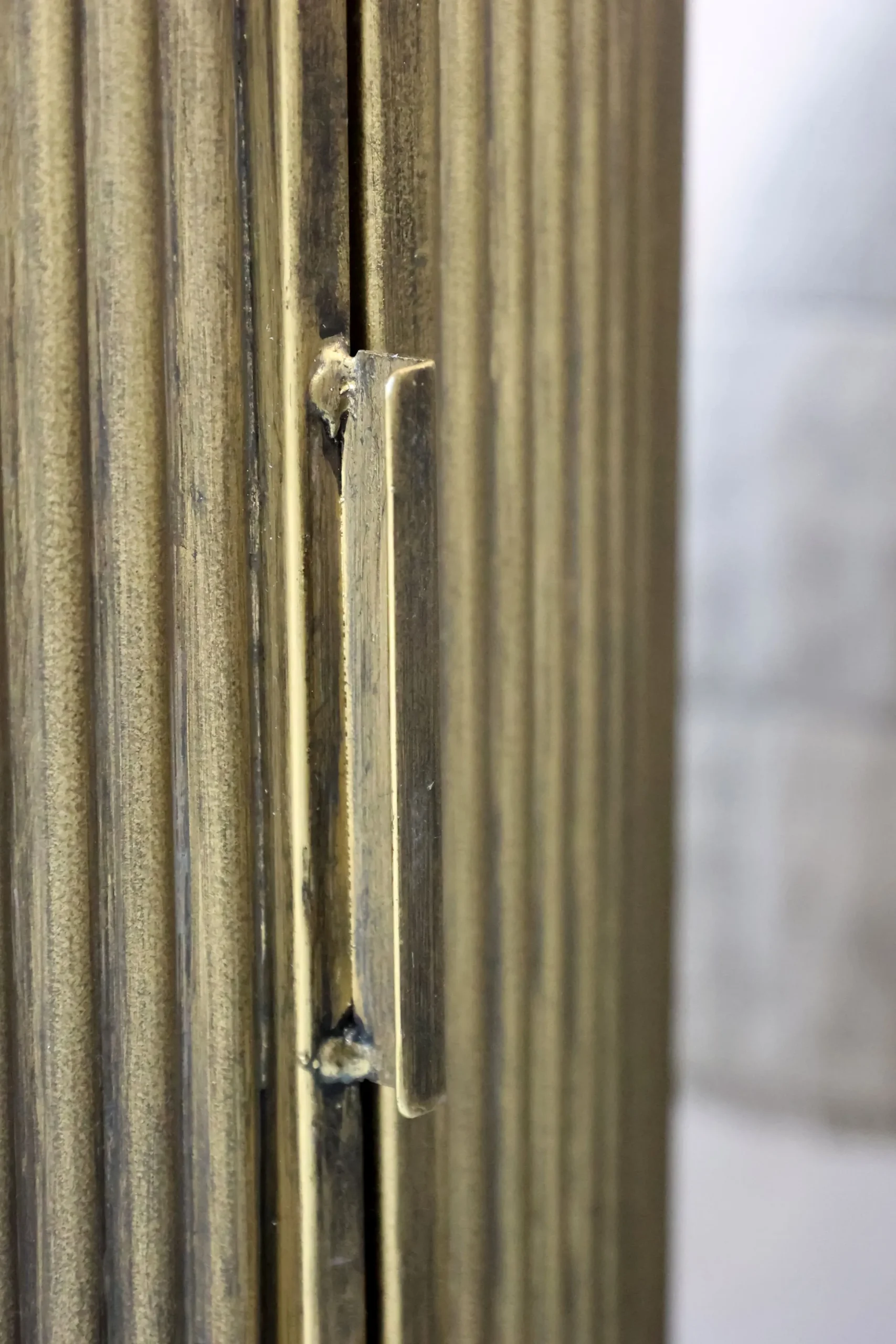 Vintage Beistelltisch Nachttisch Remi Rillenoptik Metall Antik-Messing