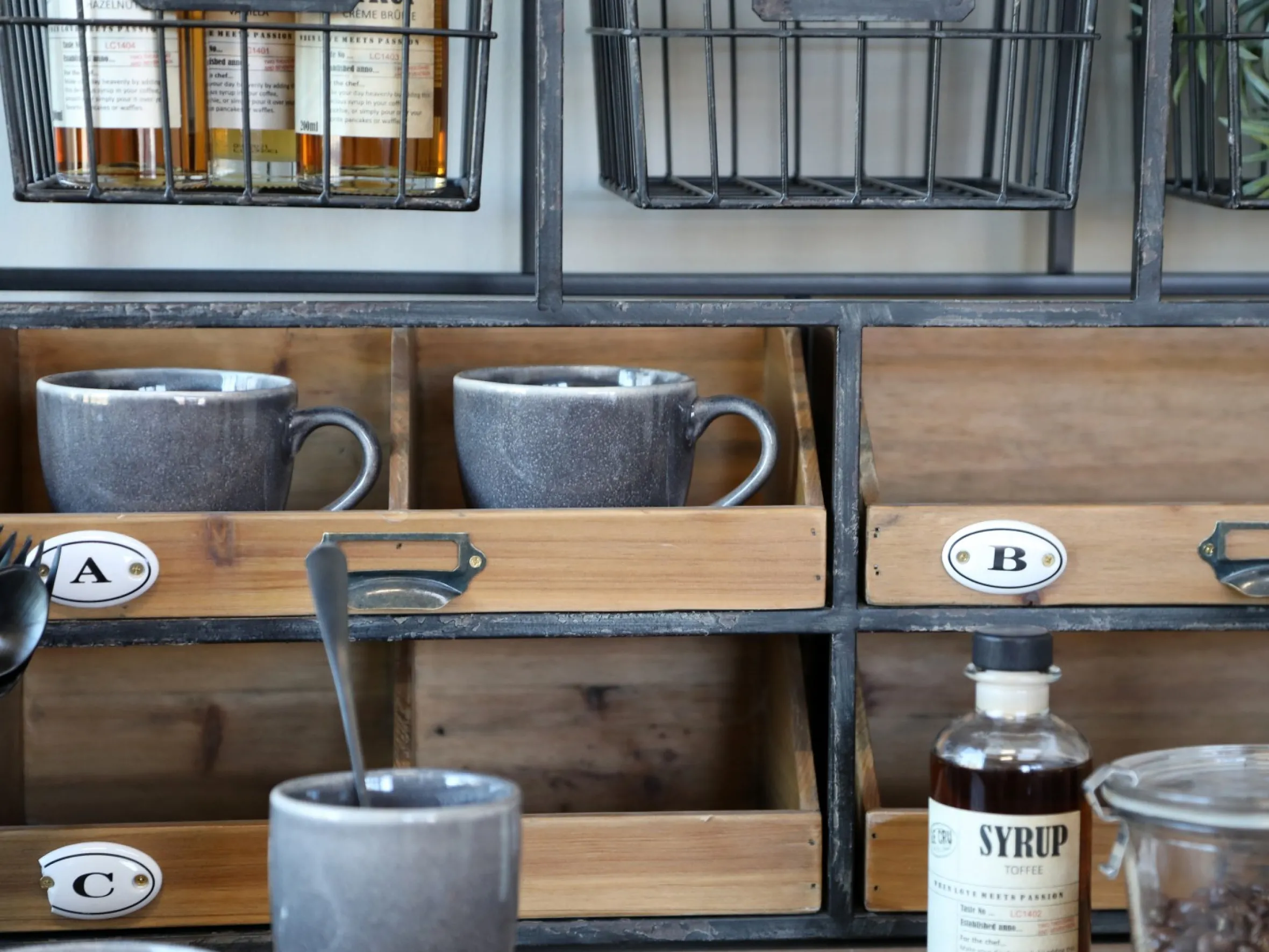 Vintage Wandregal Bruno 4 Schubladen 3 Gitterfächern Schwarz